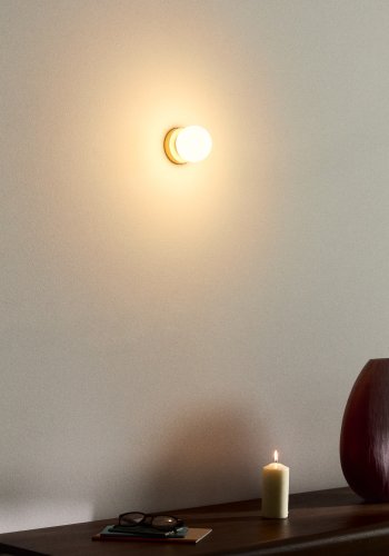 KAVE HOME Brisia v�glampe - 1 matteret glaskugle og b�rstet messingfinish metal (�8)