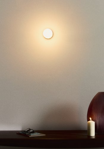 KAVE HOME Brisia v�glampe - 1 matteret glaskugle og b�rstet messingfinish metal (�8)