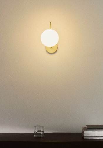 KAVE HOME Brisia v�glampe - 1 matteret glaskugle og b�rstet messingfinish metal (�15)