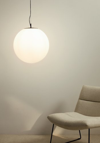 KAVE HOME Brisia loftlampe - 1 matteret glaskugle og sort metal (�50)