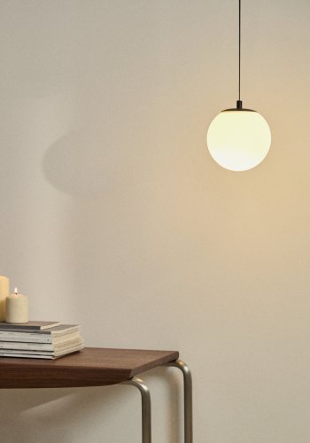 KAVE HOME Brisia loftlampe - 1 matteret glaskugle og sort metal (�15)