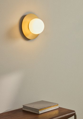 KAVE HOME Brisia v�glampe - 1 matteret glaskugle og b�rstet messingfinish metal (�20)