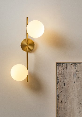 KAVE HOME Brisia v�glampe - 2 matterede glaskugler og b�rstet messingfinish metal (�15)