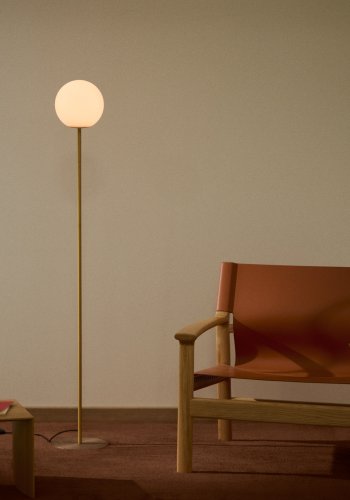 KAVE HOME Brisia gulvlampe - 1 matteret glaskugle og b�rstet messingfinish metal (�20)