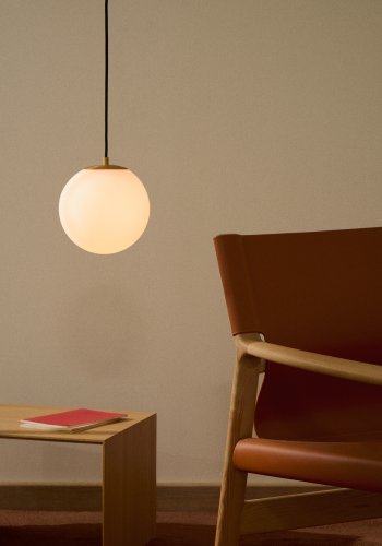 KAVE HOME Brisia loftlampe - 1 matteret glaskugle og b�rstet messingfinish metal (�15)