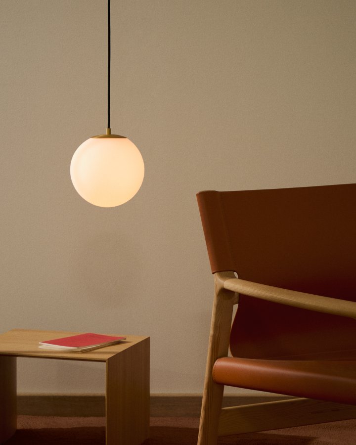 KAVE HOME Brisia loftlampe - 1 matteret glaskugle og b�rstet messingfinish metal (�15)