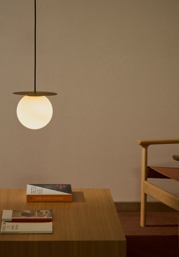 KAVE HOME Brisia loftlampe - 1 matteret glaskugle og messingfinish metal (�20)