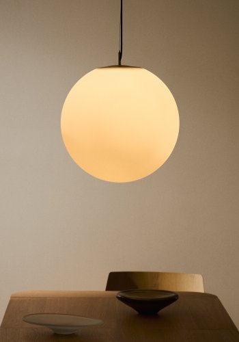 KAVE HOME Brisia loftlampe - 1 matteret glaskugle og b�rstet messingfinish metal (�50)