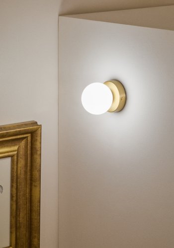 KAVE HOME Brisia v�glampe - 1 matteret glaskugle og b�rstet messingfinish metal (�8)