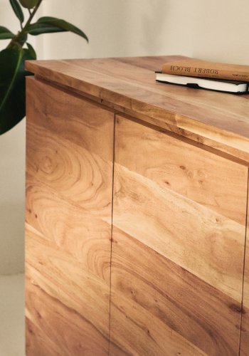 KAVE HOME Uxue sk�nk, m. 4 l�ger og 4 hylder - akacietr� med bleget finish og sort st�l