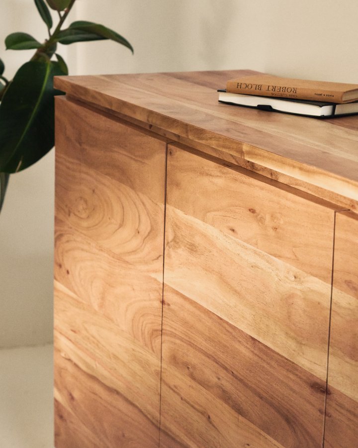 KAVE HOME Uxue sk�nk, m. 4 l�ger og 4 hylder - akacietr� med bleget finish og sort st�l