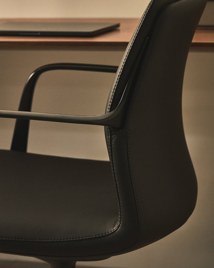 KAVE HOME Nerlan kontorstol, m. arml�n og hjul - sort kunstl�der og sort aluminium