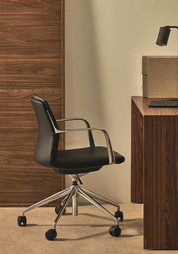 KAVE HOME Nerlan kontorstol, m. arml�n og hjul - sort kunstl�der og aluminium