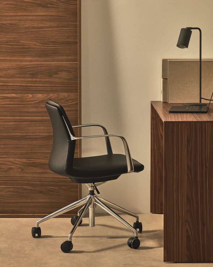 KAVE HOME Nerlan kontorstol, m. arml�n og hjul - sort kunstl�der og aluminium