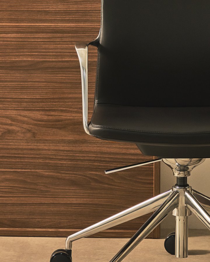 KAVE HOME Nerlan kontorstol, m. arml�n og hjul - sort kunstl�der og aluminium