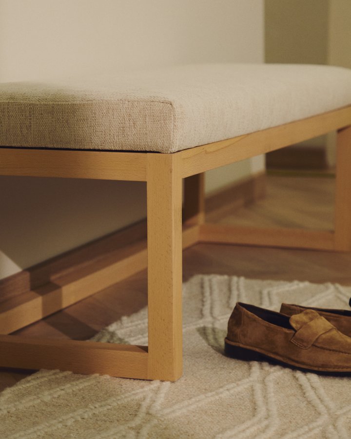 KAVE HOME Loya b�nk, rektangul�r - beige chenille og natur b�getr� (128x42)