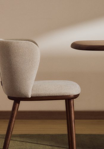 KAVE HOME Ciselia spisebordsstol - beige chenille stof og valn�ddefarvet asketr�