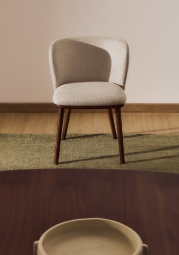 KAVE HOME Ciselia spisebordsstol - beige chenille stof og valn�ddefarvet asketr�