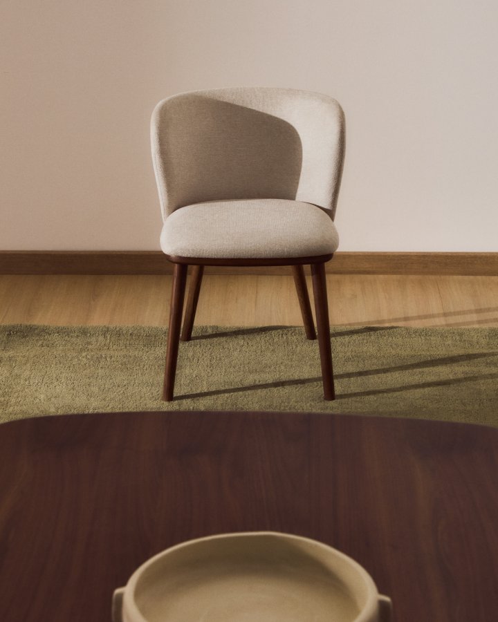 KAVE HOME Ciselia spisebordsstol - beige chenille stof og valn�ddefarvet asketr�