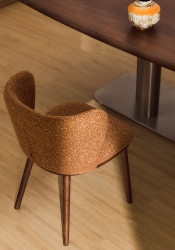 KAVE HOME Ciselia spisebordsstol - terrakotta chenille stof og valn�ddefarvet asketr�