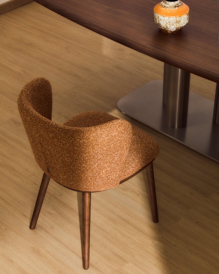 KAVE HOME Ciselia spisebordsstol - terrakotta chenille stof og valn�ddefarvet asketr�