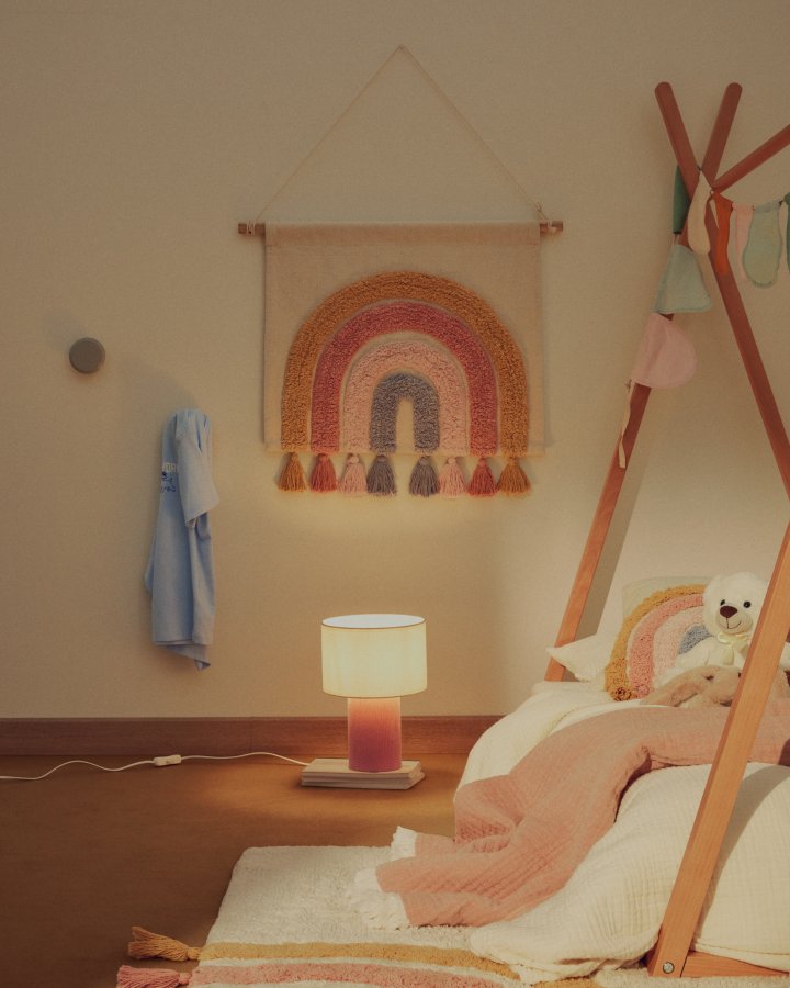 KAVE HOME Bianella bordlampe - hvid bomuld og lyser�d fl�jl