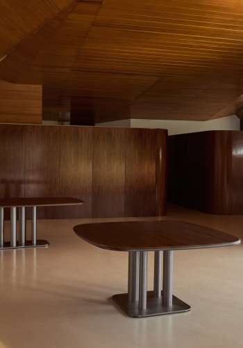 KAVE HOME Melvar spisebord. kvadratisk - brun valn�ddefiner og b�rstet rustfrit st�l (121x121)