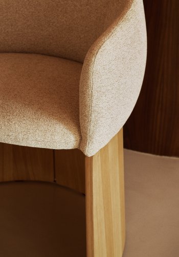 KAVE HOME Bosca spisebordsstol, m. arml�n - beige chenille stof og egetr�sfin�r