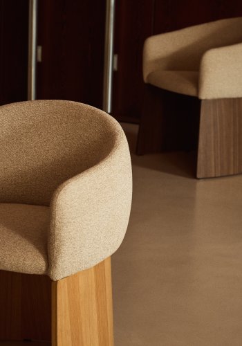 KAVE HOME Bosca spisebordsstol, m. arml�n - beige chenille stof og egetr�sfin�r