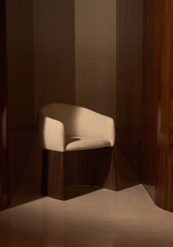 KAVE HOME Bosca spisebordsstol, m. arml�n - beige chenille stof og valn�ddefin�r