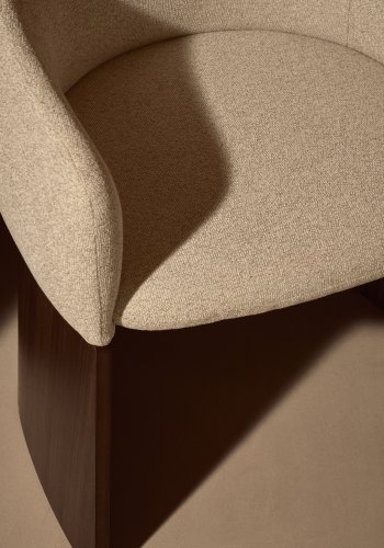 KAVE HOME Bosca spisebordsstol, m. arml�n - beige chenille stof og valn�ddefin�r