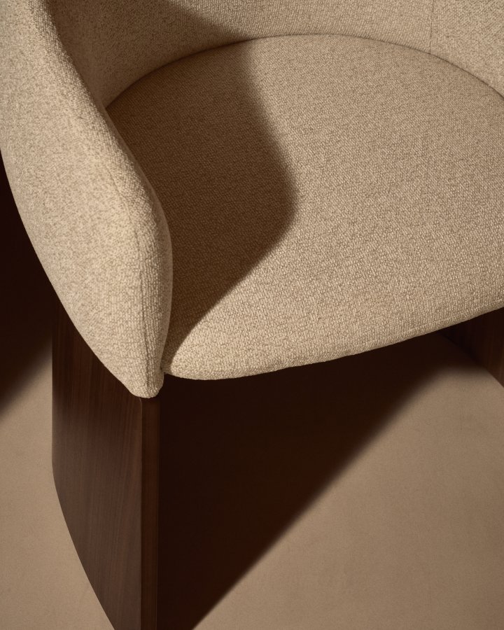 KAVE HOME Bosca spisebordsstol, m. arml�n - beige chenille stof og valn�ddefin�r