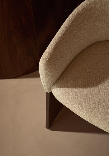 KAVE HOME Bosca spisebordsstol, m. arml�n - beige chenille stof og valn�ddefin�r