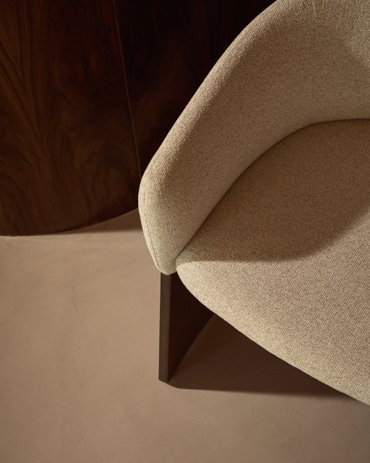 KAVE HOME Bosca spisebordsstol, m. arml�n - beige chenille stof og valn�ddefin�r