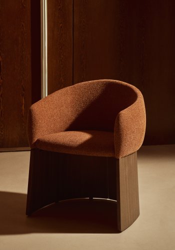 KAVE HOME Bosca l�nestol, m. arml�n - terrakotta chenille stof og valn�ddefin&eacute;r