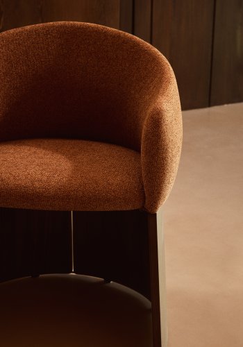 KAVE HOME Bosca l�nestol, m. arml�n - terrakotta chenille stof og valn�ddefin&eacute;r