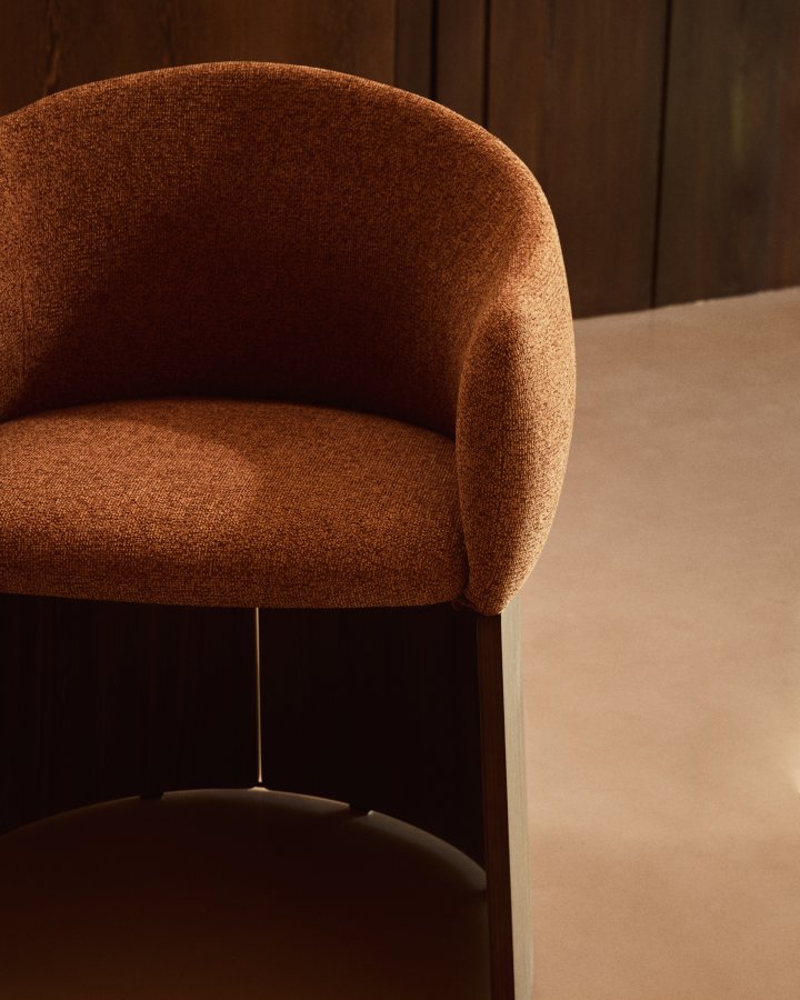 KAVE HOME Bosca l�nestol, m. arml�n - terrakotta chenille stof og valn�ddefin&eacute;r