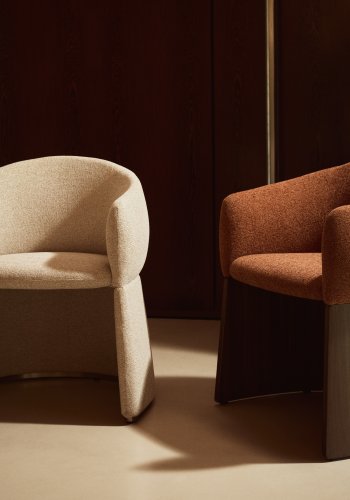 KAVE HOME Bosca l�nestol, m. arml�n - terrakotta chenille stof og valn�ddefin&eacute;r