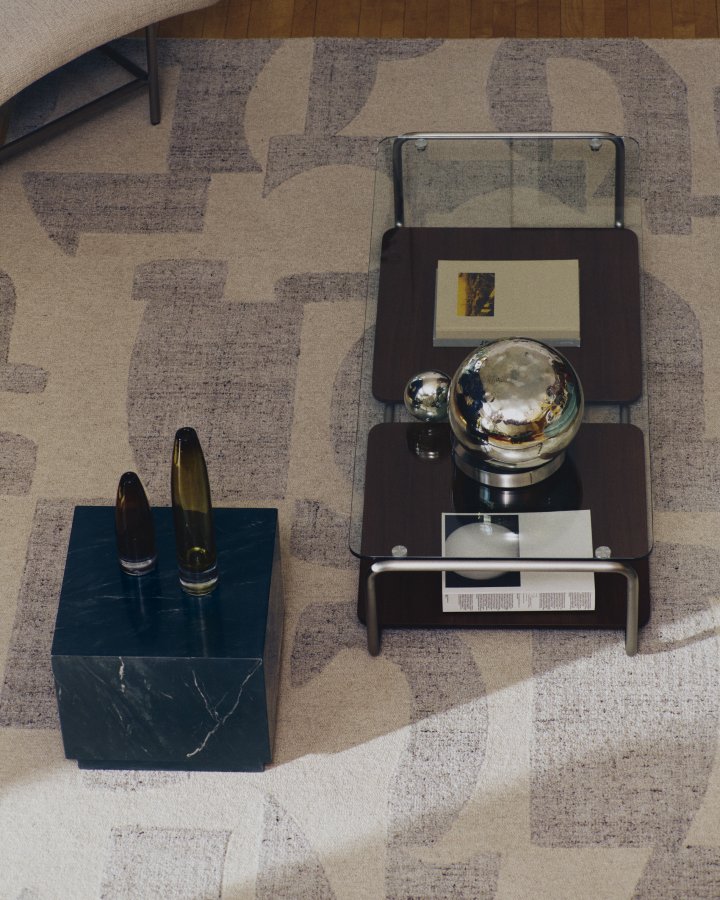 KAVE HOME Tarsel sofabord - h�rdet glas, bakke i valn�ddefiner og b�rstet rustfrit st�l (140x60)