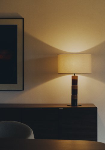 KAVE HOME Mavran bordlampe - bomuld og brun og sennepsfarvet keramik