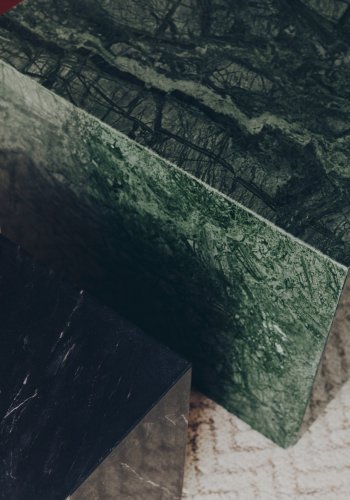 KAVE HOME Sorein sidebord, kvadratisk - sort marmor (40x40)