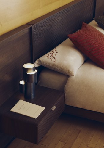 KAVE HOME Norlen sengeramme, m. 2 natborde og LED-lys - valn�ddefiner med m�rk finish (160x200)