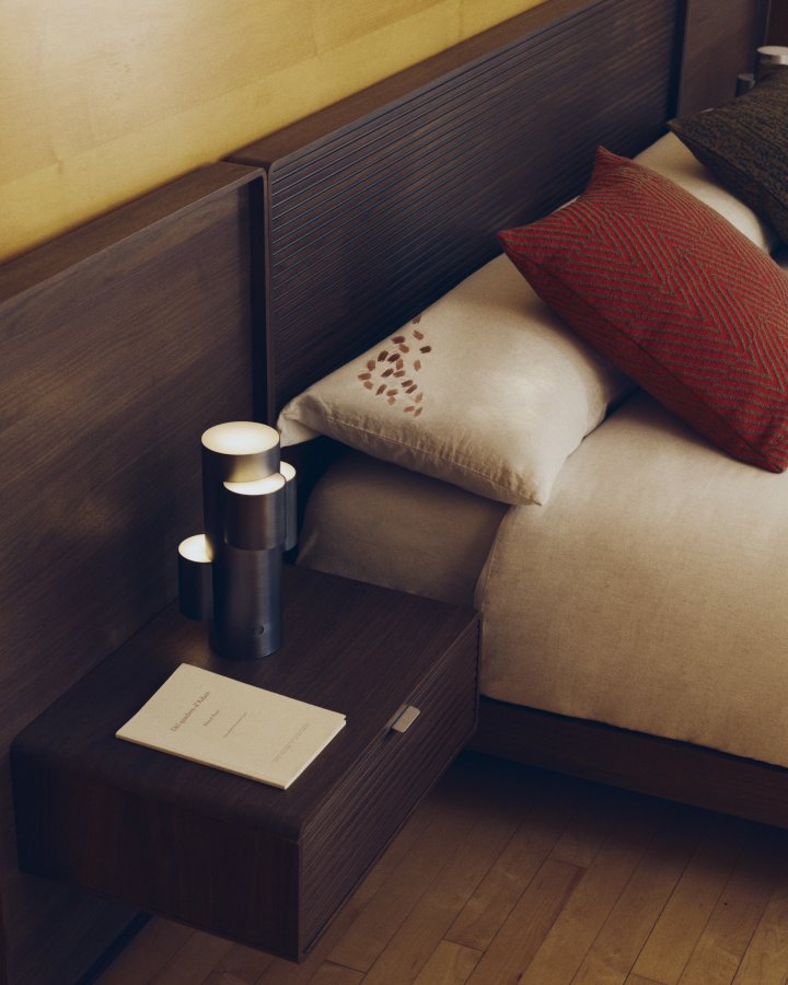 KAVE HOME Norlen sengeramme, m. 2 natborde og LED-lys - valn�ddefiner med m�rk finish (160x200)