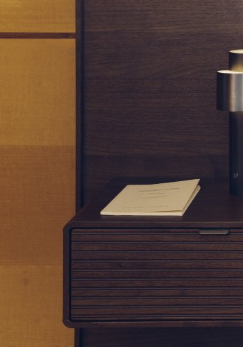 KAVE HOME Norlen sengeramme, m. 2 natborde og LED-lys - valn�ddefiner med m�rk finish (160x200)