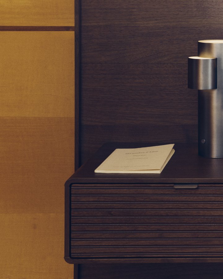 KAVE HOME Norlen sengeramme, m. 2 natborde og LED-lys - valn�ddefiner med m�rk finish (160x200)