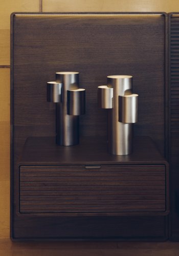 KAVE HOME Adrina b�rbar LED-bordlampe - lysegr� metal med b�rstet finish