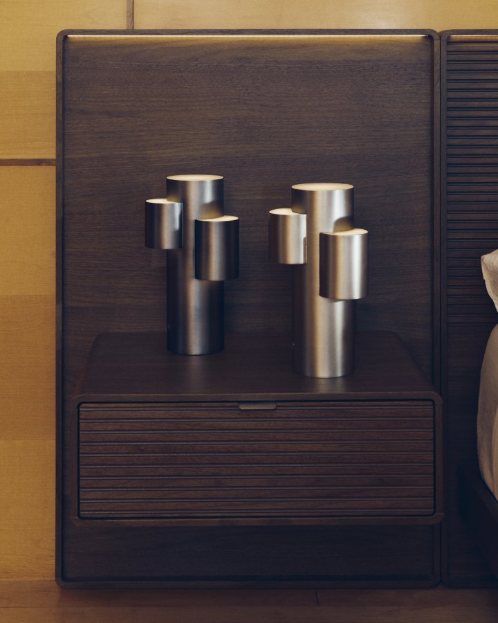 KAVE HOME Adrina b�rbar LED-bordlampe - lysegr� metal med b�rstet finish