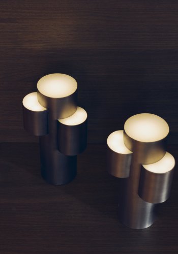 KAVE HOME Adrina b�rbar LED-bordlampe - lysegr� metal med b�rstet finish