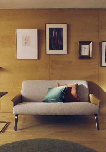 KAVE HOME Amsen 2 pers. sofa - beige chenille, egetr�skrydsfiner, b�rstet rustfrit st�l (150cm)