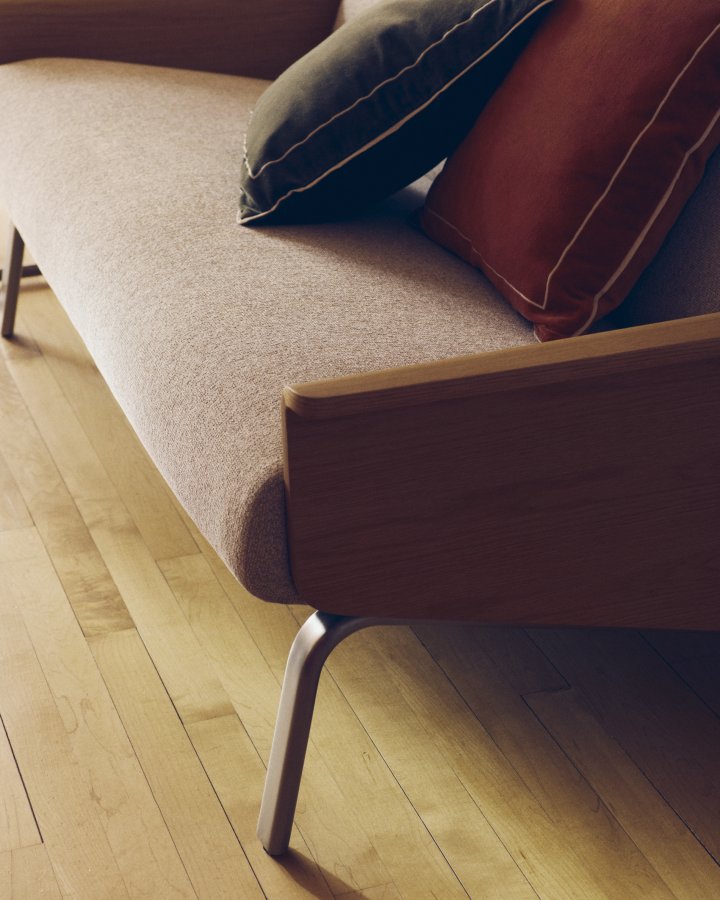 KAVE HOME Amsen 2 pers. sofa - beige chenille, egetr�skrydsfiner, b�rstet rustfrit st�l (150cm)